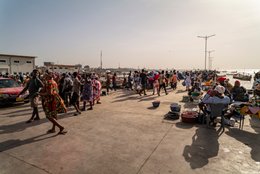 Accra;-Ghana;-Jamestown;-fishing-harbour;-quay;-market;-bustle;-fish-traders;-fishermen;-buyers;-informal-economy;-new-harbour;-Sino-Ghanaian-cooperation;-daily-life;-Gulf-of-Guinea;-West-Africa;-historic-district;-documentary-photography;-Kaleidos;-Kaleidos-images;-La-parole-à-limage;-Stories-Pictures;-Tarek-Charara